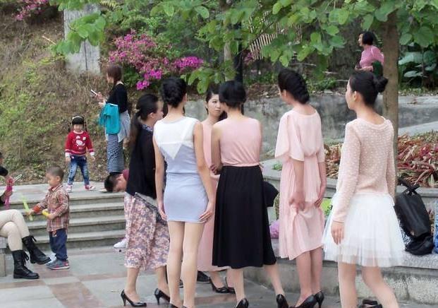 必一体育官网都说了登山时别穿裙子那些不听劝的女游客最后变成了这样(图1)