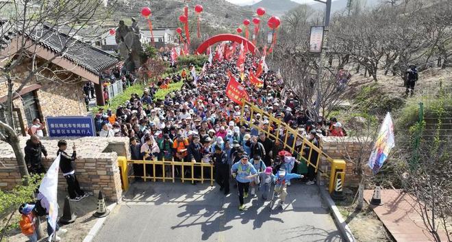 必一运动登高赏春！上春山·2024天蒙山万人踏青登山节举行(图1)