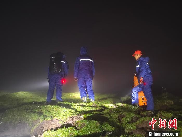 必一体育青海海东：4名“驴友”被困山中消防连夜搜救(图1)
