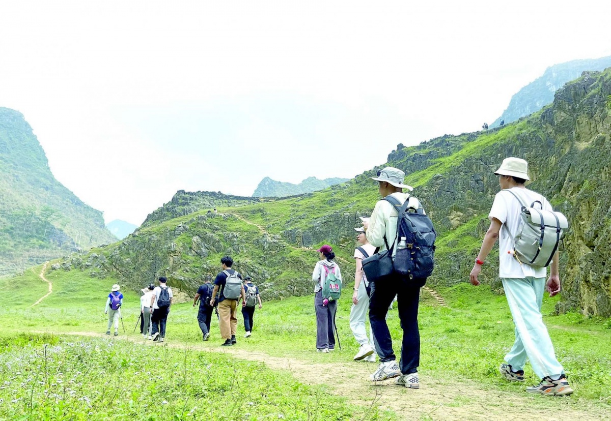 必一运动官网登山、野外徒步、水上桨板等户外运动火了 紧跟潮流也要切记安全第一(图1)