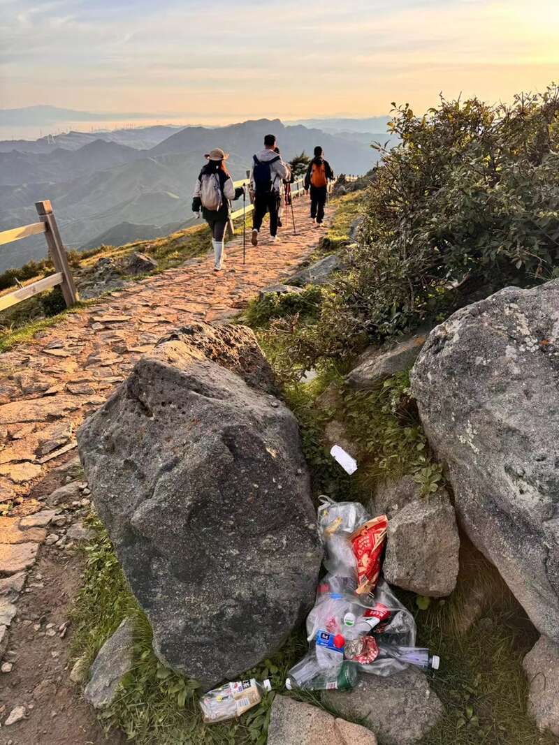 夜爬灵山封闭景区竟成网红打卡地？记者调查必一运动官网(图8)