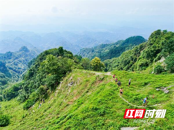 必一运动平台千余人挑战自我！2024巅峰湖南首站在八面山启航(图3)