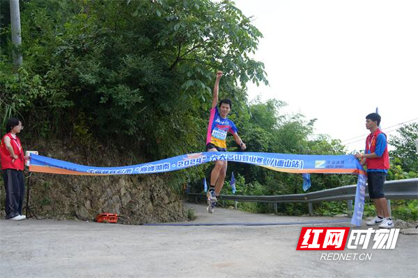 必一运动平台千余人挑战自我！2024巅峰湖南首站在八面山启航(图6)