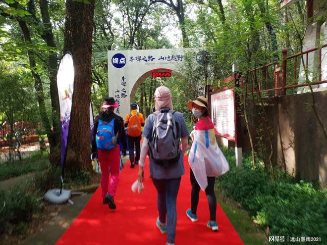 必一运动官网一日游爬山需要带什么？(图4)