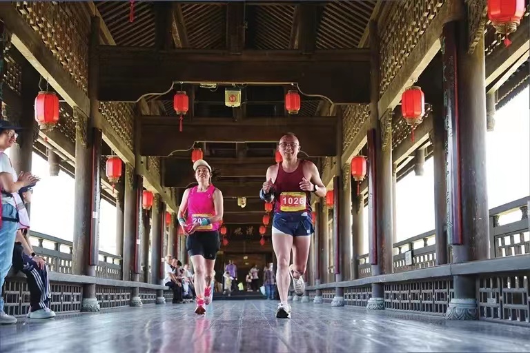 夏游记丨 山必一体育川和烟火气里的户外运动：打开商旅文体消费新空间(图2)