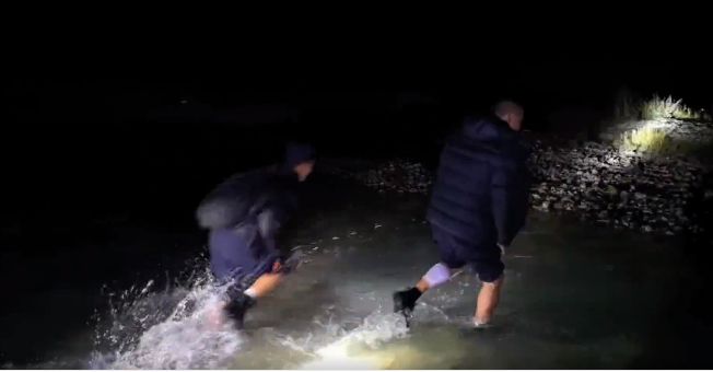 蹚冰河 爬雪山！两“00后”大学生登山被困必一运动平台公安联合多部门搜寻近24小时成功救援(图2)