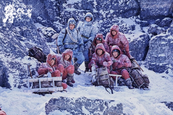 必一体育中国登山队登顶珠峰59周年 《攀登者》发布致敬版海报(图5) 必一体育中国登山队登顶珠峰59周年 《攀登者》发布致敬版海报(图5)