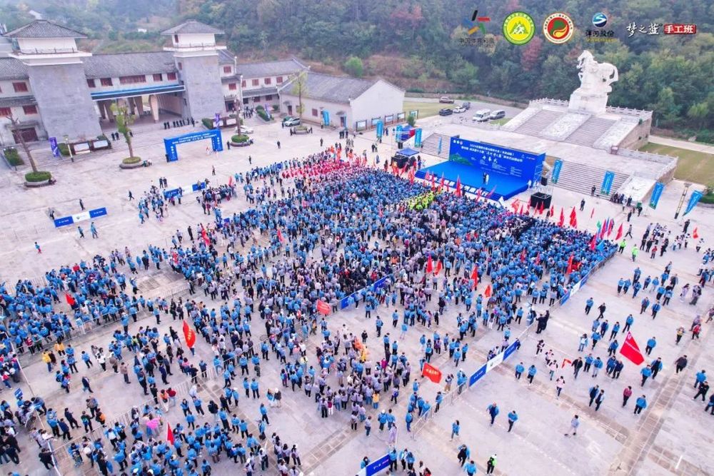 必一运动平台游黄陂 寻秋韵 木兰登山节“燃”动全城(图4)