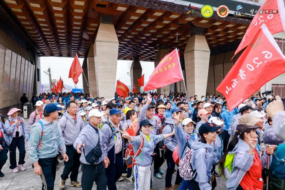 必一运动平台游黄陂 寻秋韵 木兰登山节“燃”动全城(图2)