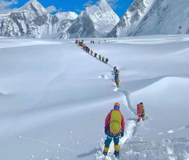 运动装备市场规模将超6000亿珠峰攀登季看点多 犀牛说(图2) 运动装备市场规模将超6000亿珠峰攀登季看点多 犀牛说(图2)