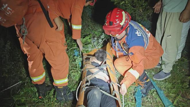 六旬老人登山突发脑梗门头沟消防将其安全转运下山(图3) 六旬老人登山突发脑梗门头沟消防将其安全转运下山(图3)
