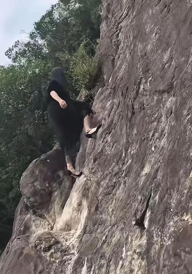 女子穿7厘米高跟鞋“像岩羊一样”爬山引热议博主回应：常爬此山光脚下山(图1)