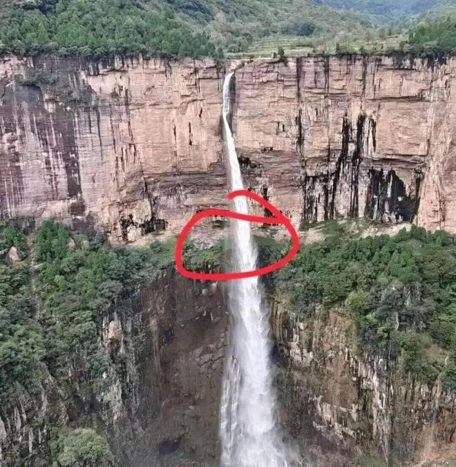 19人徒步团被困百米高悬崖1人不幸遇难！(图2)