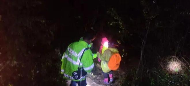 19人徒步团被困百米高悬崖1人不幸遇难！(图1)