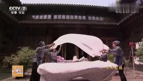 黄山旅行社推荐黄山一日游最佳路线导游领游客去丝绸专卖(图4)