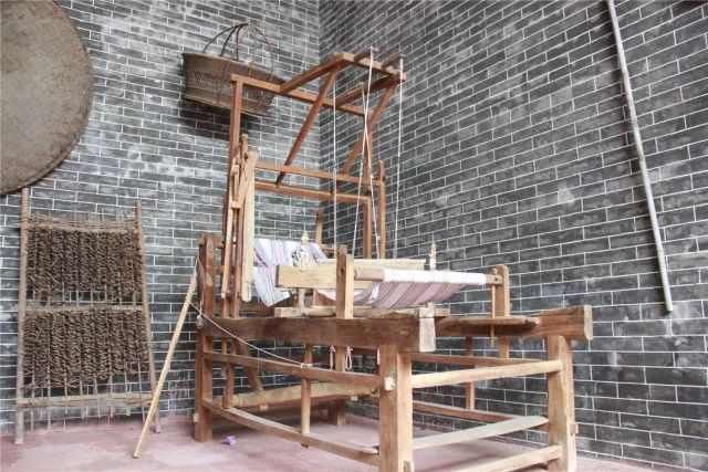 黄山旅行社推荐黄山一日游最佳路线导游领游客去丝绸专卖(图3)