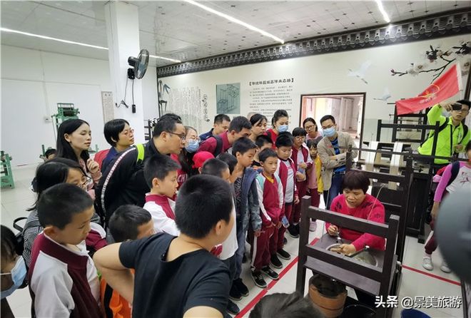 黄山旅行社推荐黄山一日游最佳路线导游领游客去丝绸专卖(图7)