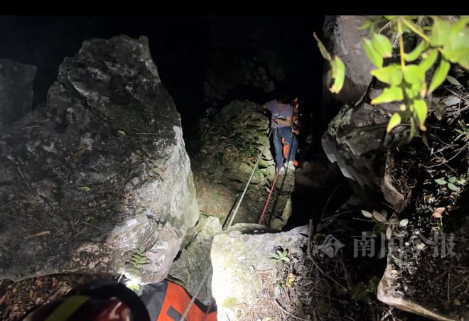 意外发生!柳州两男子爬“野生网红”山崖一人不慎坠崖!同伴施救也被困(图3) 意外发生!柳州两男子爬“野生网红”山崖一人不慎坠崖!同伴施救也被困(图3)