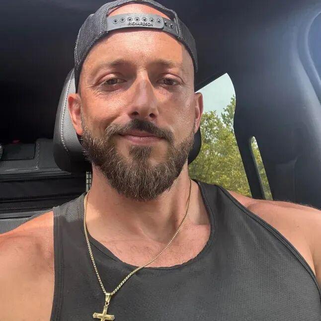 登山被暴风雪围困山顶父亲保护仨娃被赞英雄！真相却是他才是凶手(图1)