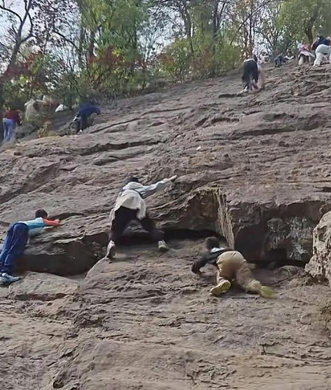 多名家长带娃野爬“绝望坡”几乎无防护装备景区:擅自进入风险自负(图1) 多名家长带娃野爬“绝望坡”几乎无防护装备景区:擅自进入风险自负(图1)