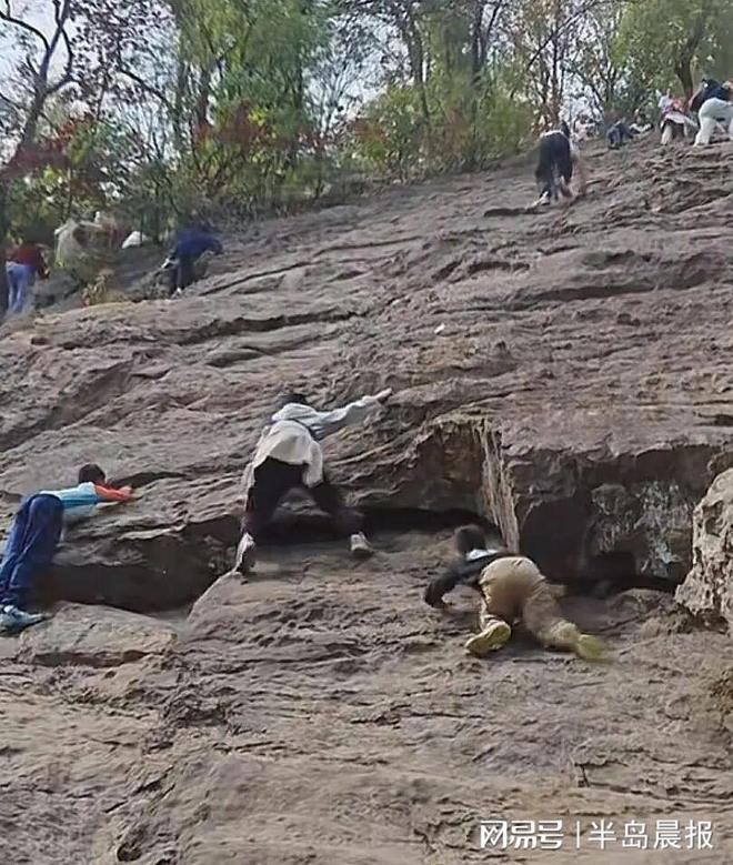 多名家长带娃野爬岳麓山“绝望坡”“几乎都没有防护装备”(图1) 多名家长带娃野爬岳麓山“绝望坡”“几乎都没有防护装备”(图1)