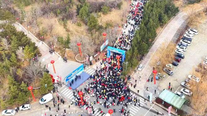 2025临沂市“走遍蒙山沂水”万人登山遇冬活动在红石寨热力开走(图1)