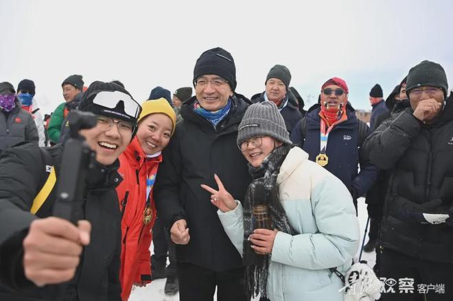 省长徒步到海拔4350米登山大本营与登山爱好者合影、喜迎新年(图2) 省长徒步到海拔4350米登山大本营与登山爱好者合影、喜迎新年(图2)