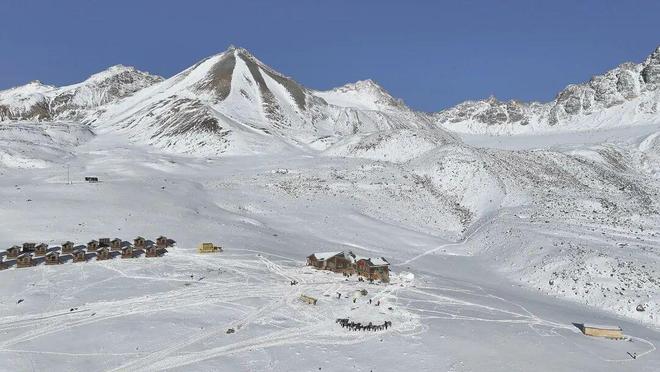 省长徒步到海拔4350米登山大本营与登山爱好者合影、喜迎新年(图3) 省长徒步到海拔4350米登山大本营与登山爱好者合影、喜迎新年(图3)