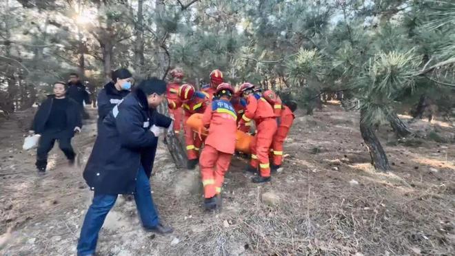 天寒地冻！青岛一女子登山摔伤无法行动被困于山腰陡坡处！紧急救援！(图2)
