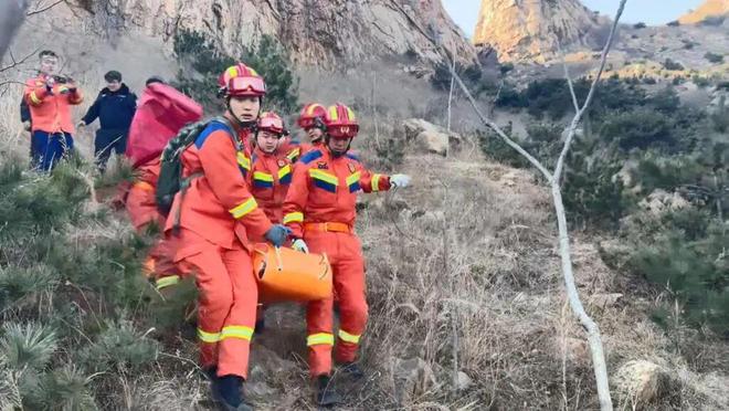 天寒地冻！青岛一女子登山摔伤无法行动被困于山腰陡坡处！紧急救援！(图1)
